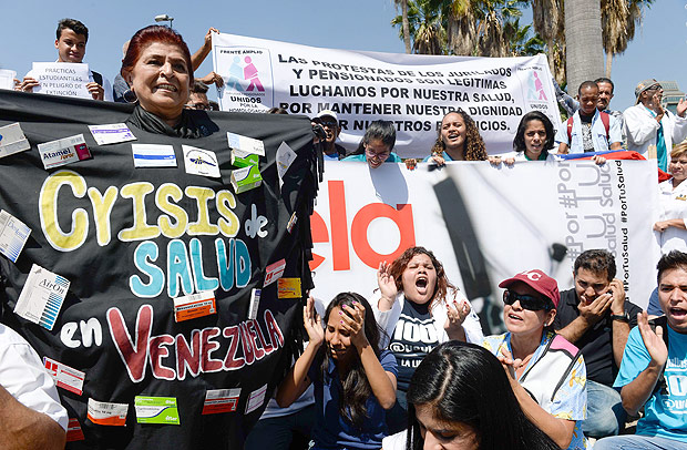 Manifestantes fazem protesto em Caracas, em fevereiro, contra crise do setor de sade