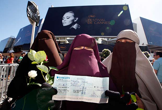 Mulheres muulmanas protestam em Cannes, na Frana, em 2011, contra projeto de lei que previa multa para quem vestisse em pblico o niqab ou a burca
