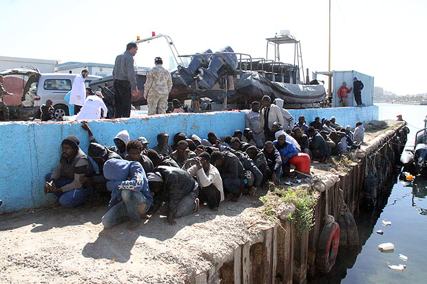 Grupo de imigrantes africanos  resgatado na costa da Lbia depois que seu barco virou no Mediterrneo