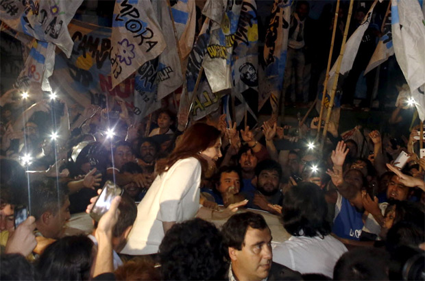 Ex-presidente Cristina Kirchner  recebida por milhares de apoiadores em aeroporto em Buenos Aires