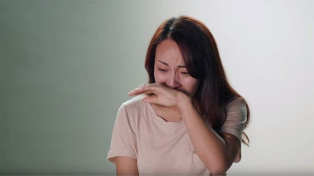 Solteiras aos 27 anos, o drama das 'mulheres que sobraram' na China. O vdeo trata do estigma sofrido por chinesas solteiras e tem depoimentos comoventes das jovens e de seus pais 