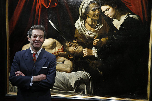 O especialista Eric Turquin posa em frente  obra 'Judith Cortando a Cabea de Holofernes', na Frana