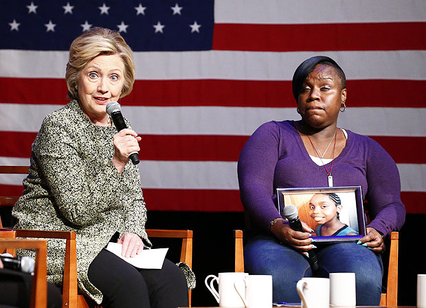 A pr-candidata democrata Hillary Clinton discursa em evento sobre violncia contra negros em NY