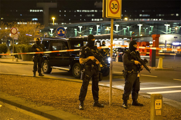 Policiais reforam segurana no aeroporto de Amsterd aps alerta de 'situao suspeita