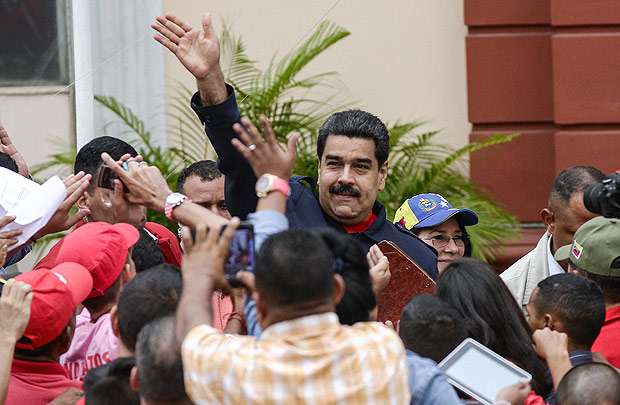(160414) -- CARACAS, abril 14, 2016 (Xinhua) -- El presidente de Venezuela, Nicols Maduro (c), saluda durante la llegada de la marcha en rechazo a la Ley de Propiedad de Vivienda aprobada por la oposicin en la Asamblea Nacional, en el Palacio de Miraflores, en Caracas, Venezuela, el 14 de abril de 2016. De acuerdo con informacin de la prensa local, Nicols Maduro dijo que la Ley de Propiedad de Vivienda busca privatizar las viviendas que construy y otorg el gobierno a travs de la Gran Misin Vivienda Venezuela (GMVV). (Xinhua/Boris Vergara) (bv) (fnc) (sp)