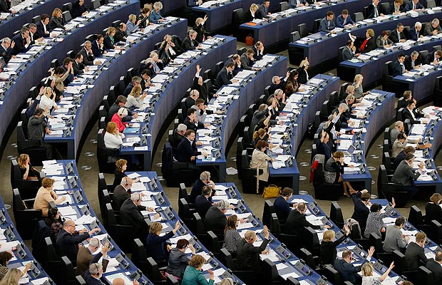 Membros do Parlamento Europeu votam a medida que implementa o sistema PNR