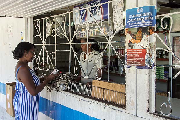 Moradora compra em uma venda de Havana; congresso do Partido Comunista comea no sbado