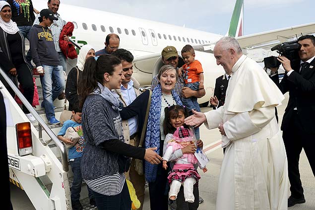 Pope Francis welcomes a group of Syrian refugees after landing at Ciampino airport in Rome following a visit at the Moria refugee camp in the Greek island of Lesbos, April 16, 2016. REUTERS/ Filippo Monteforte/Pool ORG XMIT: SRE553