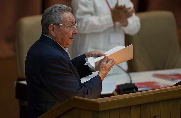 O ditador de Cuba, Raúl Castro, discursa no sétimo Congresso do Partido Comunista da ilha, em Havana