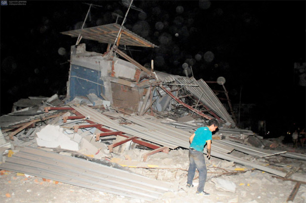 Homem diante de prdio destrudo em Guaiaquil aps forte terremoto atingir o Equador 