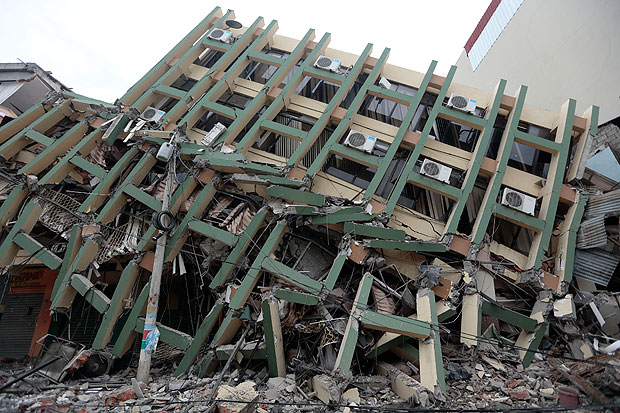 Prdio comercial  destrudo em Portoviejo depois do terremoto de magnitude 7,8 na noite de sbado
