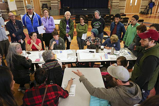 Eleitores durante caucus do Partido Democrata em escola de Seattle, Washington, em maro