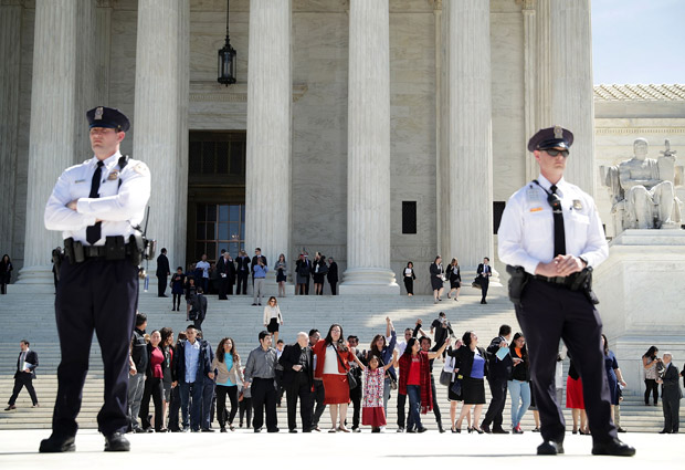Manifestantes expressam apoio  reforma migratria de Obama em frente  Suprema Corte, em Washington D.C