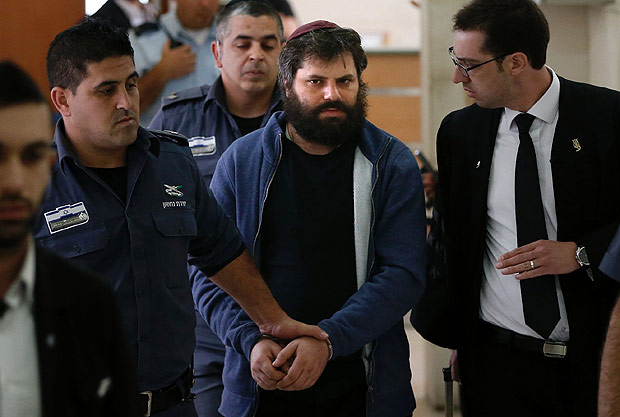 Yosef Haim Ben David  escoltado pela polcia na Corte distrital 