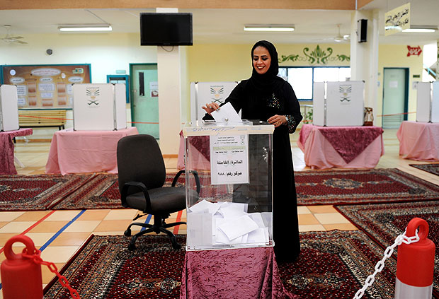 Saudita registra seu voto em colgio eleitoral de Jeddah, em dezembro de 2015