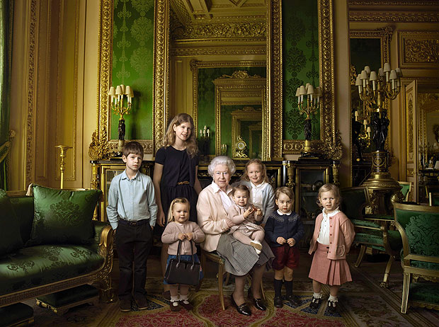 EDITORS NOTE - EMBARGOED, RELEASABLE ON APRIL 21, 2016 at 0001 GMT - THIS RESTRICTION APPLIES TO ALL MEDIA, INCLUDING WEBSITES This handout portrait picture taken by US photographer Annie Liebovitz shows Queen Elizabeth II (C) posing with her two grandchildren, James, Viscount Severn (L) and Lady Louise (2L) and her five great-grandchildren Mia Tindall (holding handbag), Savannah Philipps (3R), Isla Phillips (R), Prince George (2R) and Princess Charlotte (C) in the Green Drawing room at Windsor Castle in Windsor. This picture is one of three official photographs released by Buckingham Palace to mark Queen Elizabeth II's 90th birthday. / AFP PHOTO / ANNIE LIEBOVITZ / Annie Leibovitz / EDITORS NOTE - EMBARGO, RELEASABLE ON APRIL 21, 2016 at 0001 GMT - THIS RESTRICTION APPLIES TO ALL MEDIA, INCLUDING WEBSITES RESTRICTED TO EDITORIAL USE - MANDATORY CREDIT 