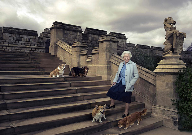 EDITORS NOTE - EMBARGOED, RELEASABLE ON APRIL 21, 2016 at 0001 GMT - THIS RESTRICTION APPLIES TO ALL MEDIA, INCLUDING WEBSITES This handout portrait picture taken by US photographer Annie Liebovitz shows Queen Elizabeth II (C) posing on the steps of the east terrace with four of her dogs (top L-R) Willow, Vulcan, (bottom L-R) Holly and Candy in the garden of Windsor Castle in Windsor. This picture is one of three official photographs released by Buckingham Palace to mark Queen Elizabeth II's 90th birthday. / AFP PHOTO / ANNIE LIEBOVITZ / Annie Leibovitz / EDITORS NOTE - EMBARGO, RELEASABLE ON APRIL 21, 2016 at 0001 GMT - THIS RESTRICTION APPLIES TO ALL MEDIA, INCLUDING WEBSITES RESTRICTED TO EDITORIAL USE - MANDATORY CREDIT 