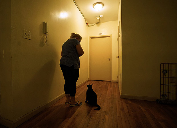 A senhora H e sua gata em uma unidade de abrigo na Urban Resource Institute, no Brooklyn