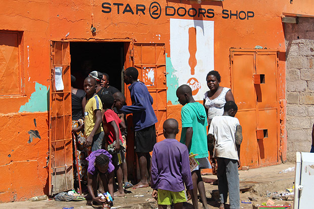 Moradores de Lusaka saqueiam loja que foi invadida
