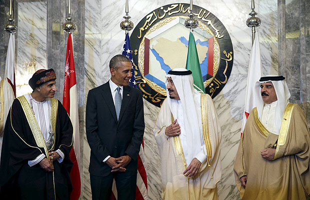 Obama conversa com o vice-premi de Om ( esq.), o rei saudita, Salman (centro), e o rei do Bahrein
