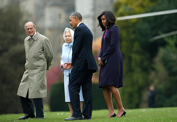 President Barack Obama and his wife first lady Michelle Obama are greeted by Britain's Queen Elizabeth II and Prince Phillip after landing by helicopter at Windsor Castle for a private lunch in Windsor, England, Friday, April, 22, 2016. (AP Photo/Alastair Grant Pool) ORG XMIT: TH117