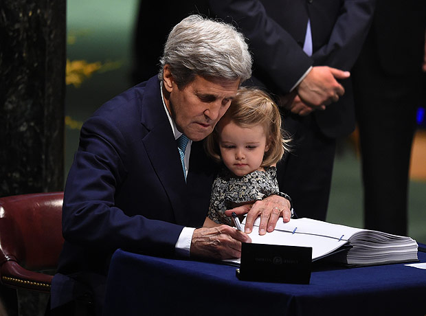 Secretrio de Estado dos EUA, John Kerry, assina Acordo de Paris com neta no colo