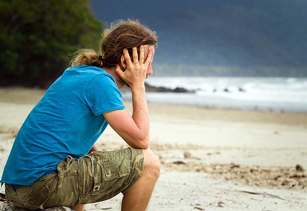 Depressed lonely man sitting at the beach Foto: mellevaroy/Fotolia ***DIREITOS RESERVADOS. NO PUBLICAR SEM AUTORIZAO DO DETENTOR DOS DIREITOS AUTORAIS E DE IMAGEM***