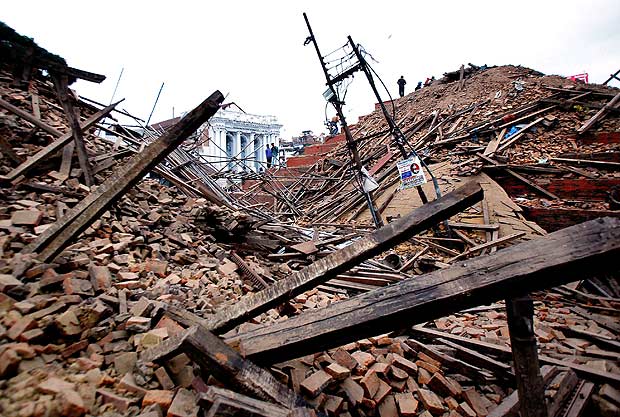 Praa Durbar, em Katmandu (Nepal), logo aps terremoto de 25 de abril de 2015 e em maro de 2016