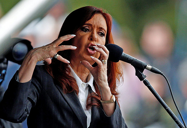 A ex-presidente da Argentina Cristina Kirchner discursa na sada de um tribunal de Buenos Aires