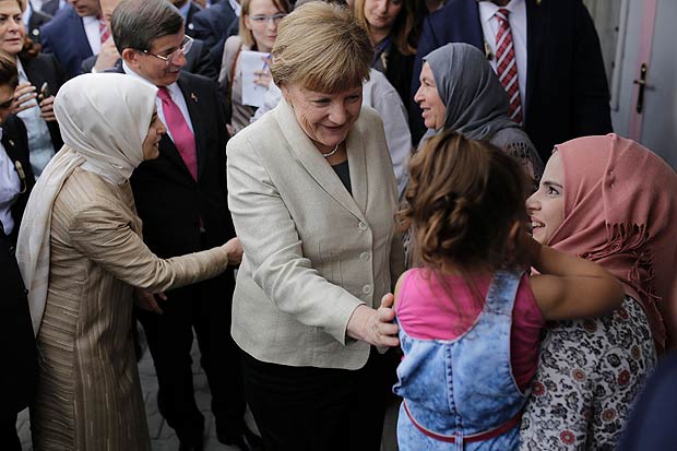 A chanceler alem Angela Merkel conversa com refugiados na fronteira da Turquia