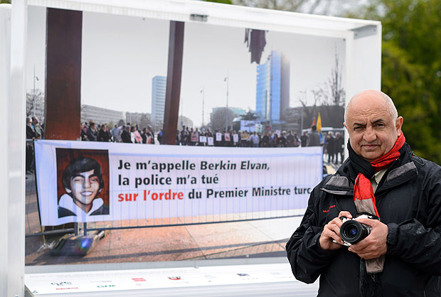 O fotgrafo suo Demir Sonmez em frente  imagem que gerou protesto do governo turco