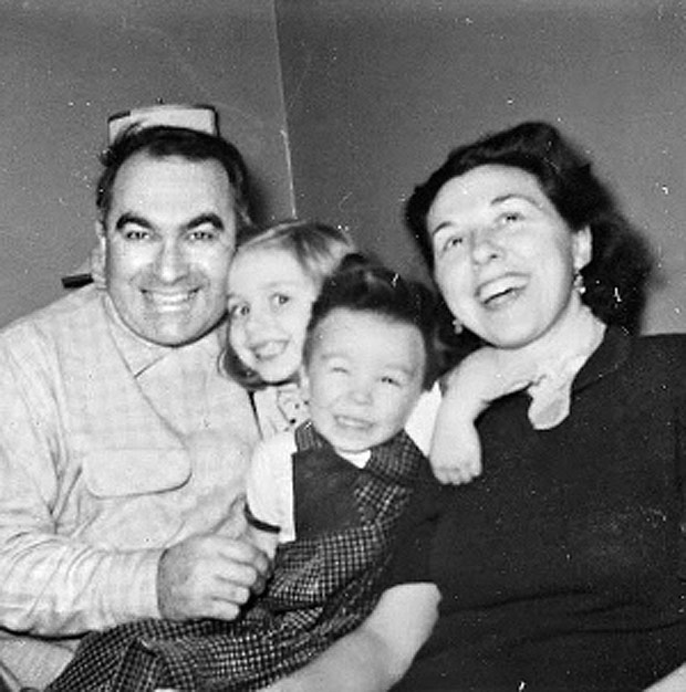 Hillary Clinton (2  esq.) com seu pai, Hugh Rodham, o irmo, Hugh Jr, e a me, Dorothy