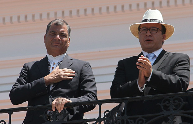 Ao lado do vice Jorge Glas, Rafael Correa ( esq.) assiste  troca da guarda presidencial em Quito