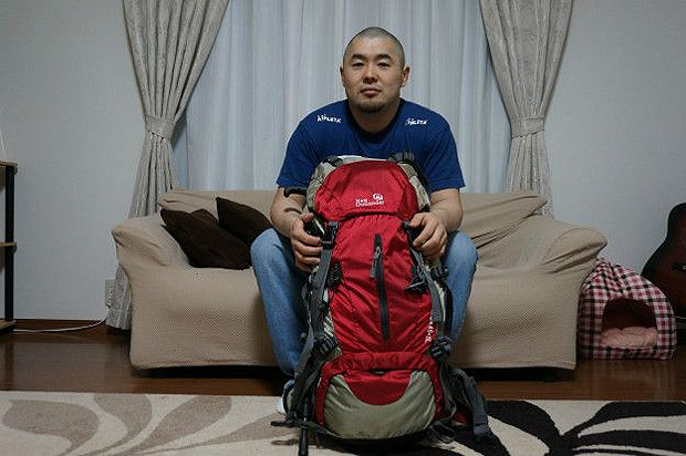 Rodrigo Sumikawa tem uma mochila preparada para uma emergncia 
