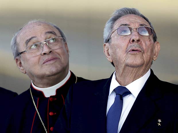 Ao lado do ditador Ral Castro, o arcebispo de Havana Jaime Ortega recebe o papa em fevereiro