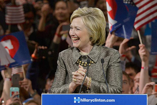 Pré-candidata democrata Hillary Clinton comemora resultado de prévias em comício na Filadélfia