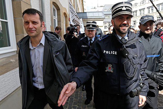 French journalist Edouard Perrin (L), is escorted by police as he leaves the court after the first day of the LuxLeaks trial in Luxembourg, April 26, 2016. REUTERS/Vincent Kessler ORG XMIT: VAK10