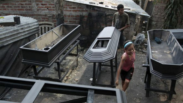 BBC. A 'cidade dos caixes', que prospera com a epidemia de assassinatos em El Salvador. Venda de caixes  principal atividade econmica de Jucuapa 