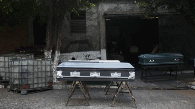 BBC. A 'cidade dos caixes', que prospera com a epidemia de assassinatos em El Salvador. Andar pelas ruas do municpio  se deparar com caixes em construo 
