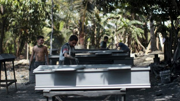 BBC. A 'cidade dos caixes', que prospera com a epidemia de assassinatos em El Salvador. Preo de caixes varia de US$ 100 a US$ 1.200 
