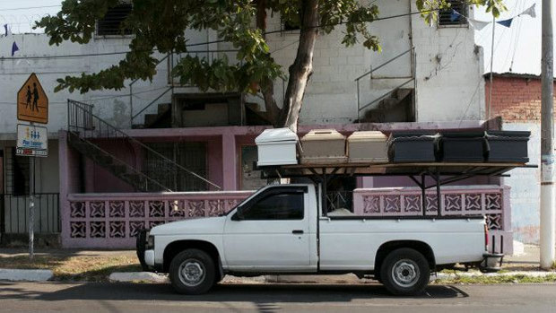 BBC. A 'cidade dos caixes', que prospera com a epidemia de assassinatos em El Salvador. Caixes tambm so exportados para pases vizinhos 