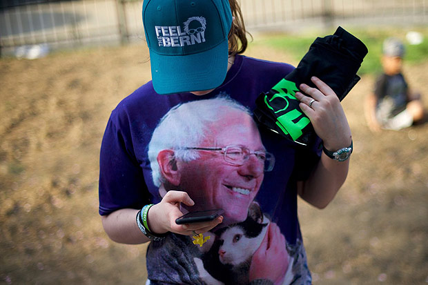Apoiadora de Bernie Sanders em campanha na universidade de Drexel, na Filadélfia