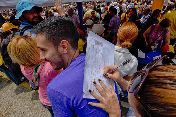 Opositora assina em Caracas formulrio de firmas para o referendo revogatrio do mandato de Maduro