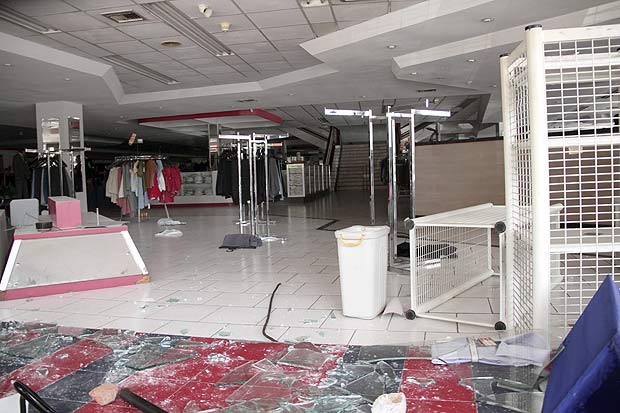 Loja de roupas teve os vidros quebrados durante saques em Maracaibo, na Venezuela, nesta quarta (27)