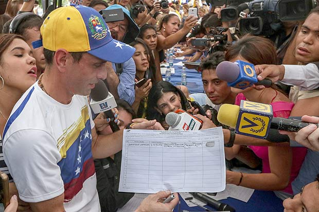 O ex-presidencivel Henrique Capriles assina a planilha do referendo revogatrio contra Nicols Maduro
