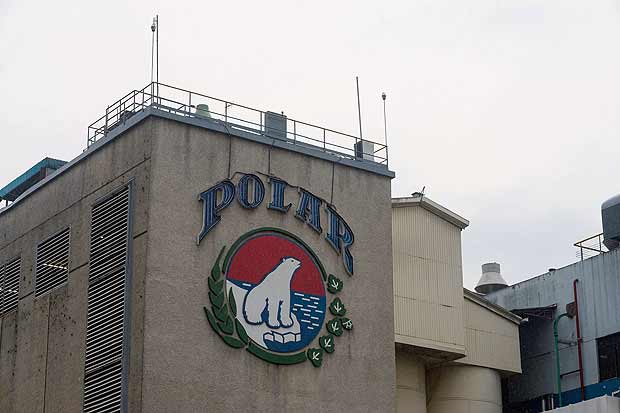 Logo da Cervejaria Polar, uma das marcas mais conhecidas da Venezuela, em fbrica em Caracas