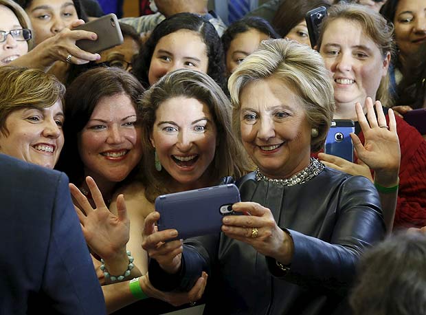 A pr-candidata democrata Hillary Clinton tira foto com mulheres durante comcio em Rhode Island
