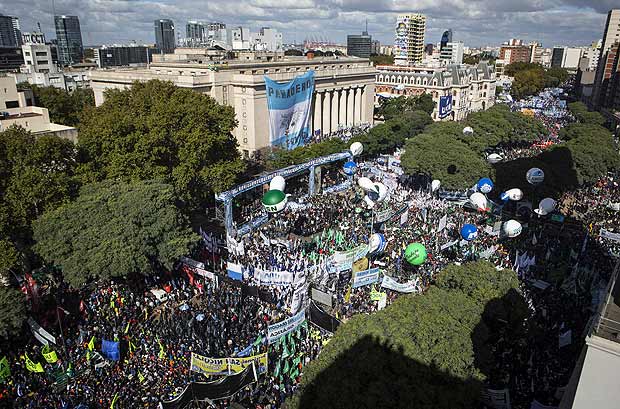 Milhares de trabalhadores protestam contra polticas de Mauricio Macri na Argentina