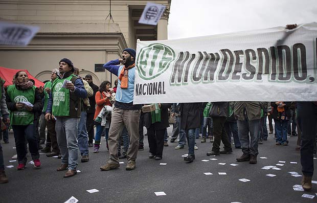 Funcionrios pblcos protestam no Ministrio da Modernizao argentino, responsvel por demisses