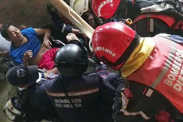Fora-tarefa de socorristas venezuelanos resgata idoso que sobreviveu a terremoto no Equador